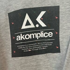 Akomplice crew neck